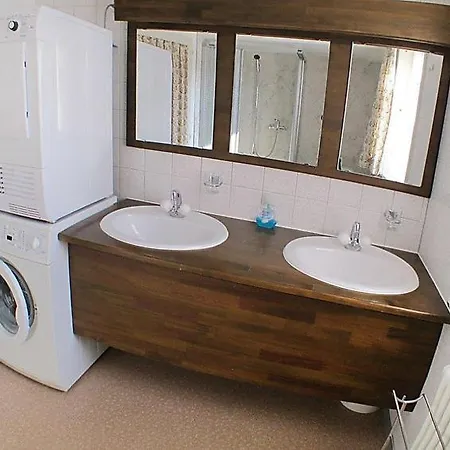 Sleeps 10 Wifi Apartment *